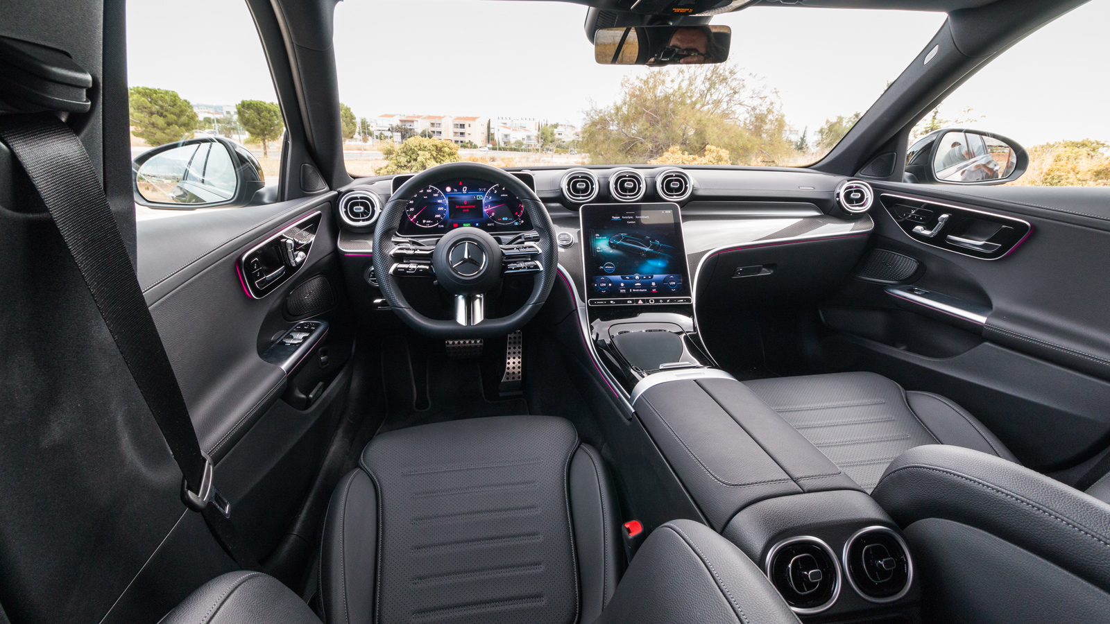 Στο εσωτερικό ξεχωρίζουν η εξαιρετική ποιότητα υλικών και ο νέας σχεδίασης ψηφιακός πίνακας οργάνων. Η μεγάλη οθόνη αφής στο κέντρο του ταμπλό κλέβει 